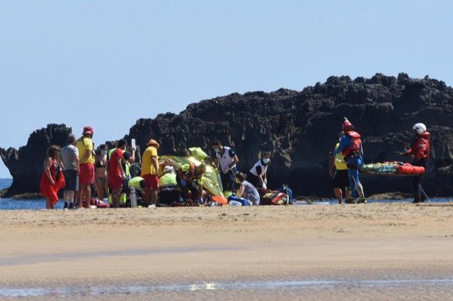 Miembros de la organización de los Campeonatos de Salvamento y Socorrismo recuperan a una mujer de una parada cardiorespiratoria - 2, Foto 2