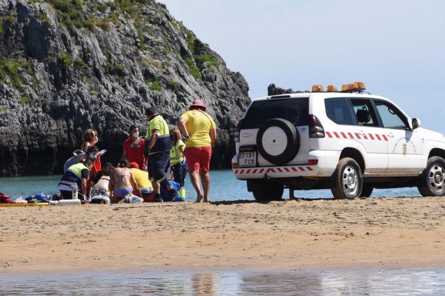 Miembros de la organización de los Campeonatos de Salvamento y Socorrismo recuperan a una mujer de una parada cardiorespiratoria - 3, Foto 3