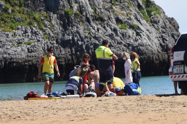Miembros de la organización de los Campeonatos de Salvamento y Socorrismo recuperan a una mujer de una parada cardiorespiratoria - 4, Foto 4