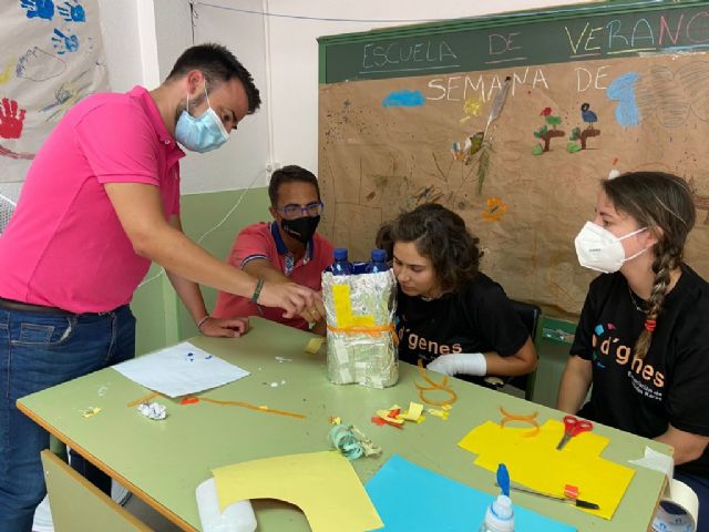 El alcalde de Mazarrón visita la Escuela de Verano Inclusiva que está desarrollando D´Genes en este municipio, Foto 1