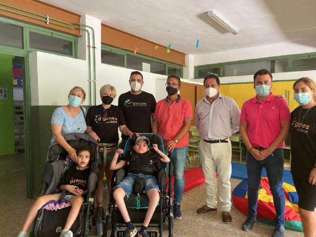 El alcalde de Mazarrón visita la Escuela de Verano Inclusiva que está desarrollando D´Genes en este municipio, Foto 2