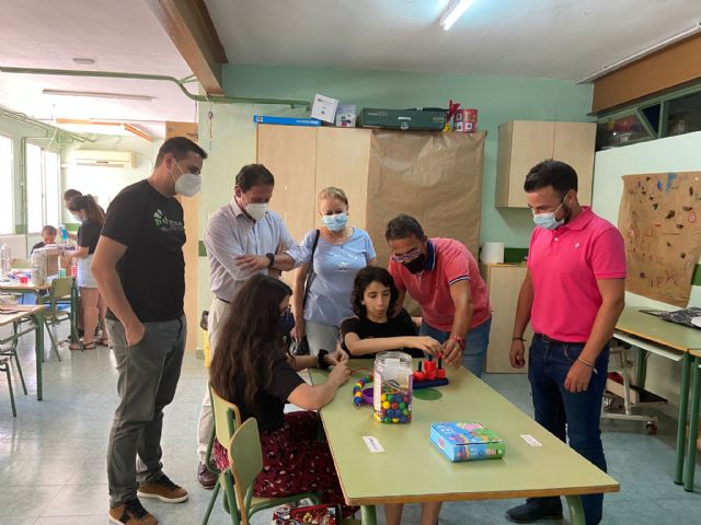 El alcalde de Mazarrón visita la Escuela de Verano Inclusiva que está desarrollando D´Genes en este municipio, Foto 4