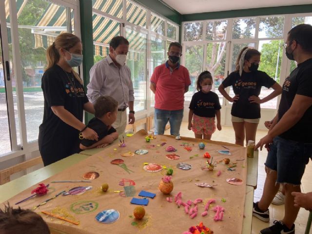El alcalde de Mazarrón visita la Escuela de Verano Inclusiva que está desarrollando D´Genes en este municipio, Foto 5