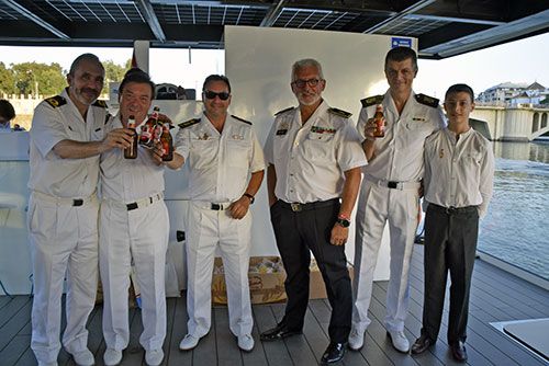 Sevilla no tiene mar pero las instituciones de marinería hispalense a la que se encomienda la gente del mar, se pasearon en un barco por el Guadalquivir por las fiestas del Carmen - 2, Foto 2