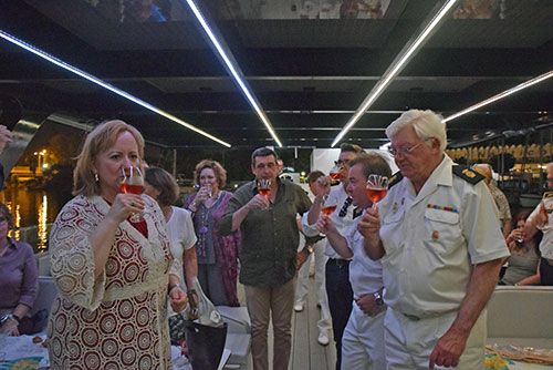 Sevilla no tiene mar pero las instituciones de marinería hispalense a la que se encomienda la gente del mar, se pasearon en un barco por el Guadalquivir por las fiestas del Carmen - 3, Foto 3