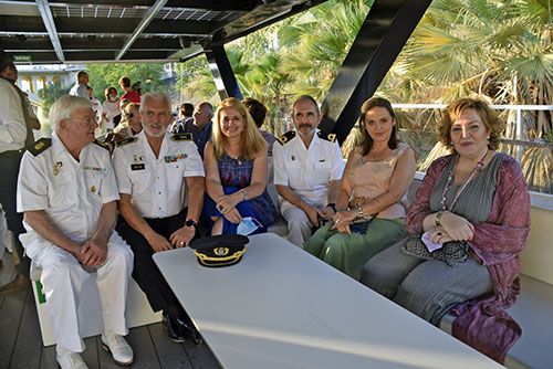 Sevilla no tiene mar pero las instituciones de marinería hispalense a la que se encomienda la gente del mar, se pasearon en un barco por el Guadalquivir por las fiestas del Carmen - 4, Foto 4