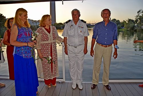 Sevilla no tiene mar pero las instituciones de marinería hispalense a la que se encomienda la gente del mar, se pasearon en un barco por el Guadalquivir por las fiestas del Carmen - 5, Foto 5