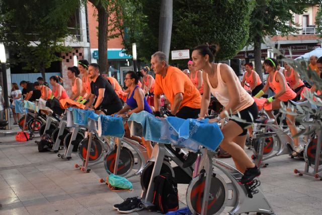 Una clase de spinning al aire libre llena el centro de Calasparra de música y deporte - 2, Foto 2