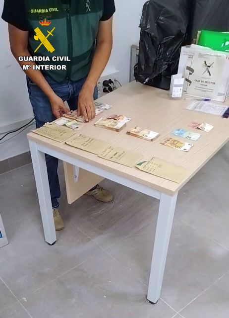 La Guardia Civil detiene a cuatro integrantes de un grupo criminal dedicado a favorecer la inmigración irregular - 2, Foto 2