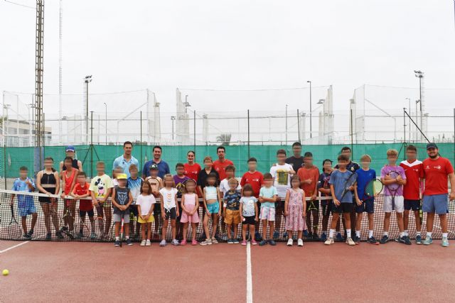 Tenis y otras actividades en la escuela de verano de la asociación Entre Raquetas - 1, Foto 1
