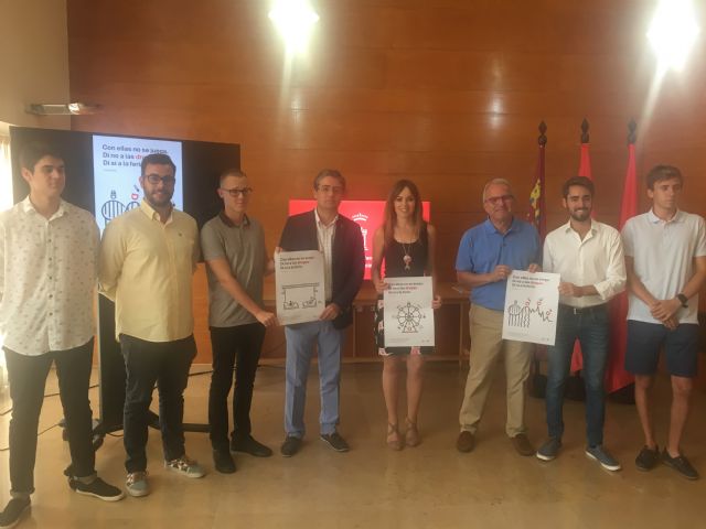 El Ayuntamiento de Murcia y Feremur ponen en marcha la campaña Di no a las drogas, Di sí a la feria entre los jóvenes del municipio - 1, Foto 1