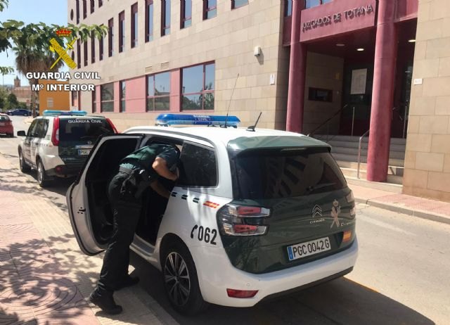 La Guardia Civil detiene en Totana a tres personas dedicadas a cometer atracos - 1, Foto 1