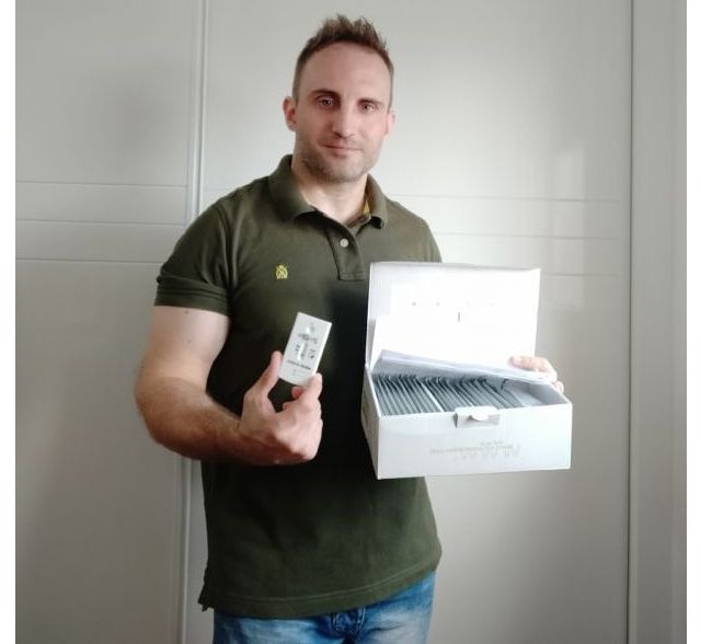 Gerardo Caíña, Presidente de la Asociación, con los Test que acaban de llegar, Foto 1