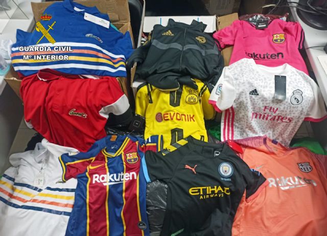 La Guardia Civil se incauta de más de 300 prendas textiles imitación de prestigiosas marcas - 2, Foto 2