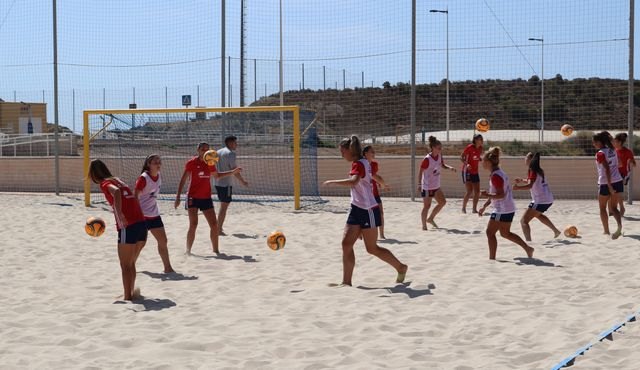 Las selecciones españolas masculina y femenina de fútbol playa entrenan en Mazarrón esta semana, Foto 2