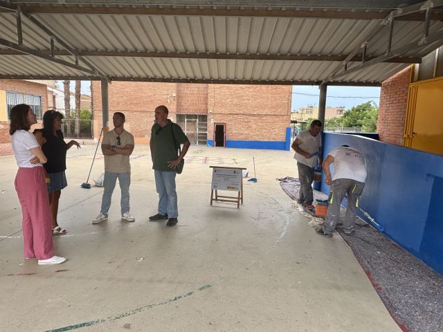 El Programa de Inserción Laboral desarrolla trabajos de pintura en centros educativos y edificios municipales de Águilas - 1, Foto 1