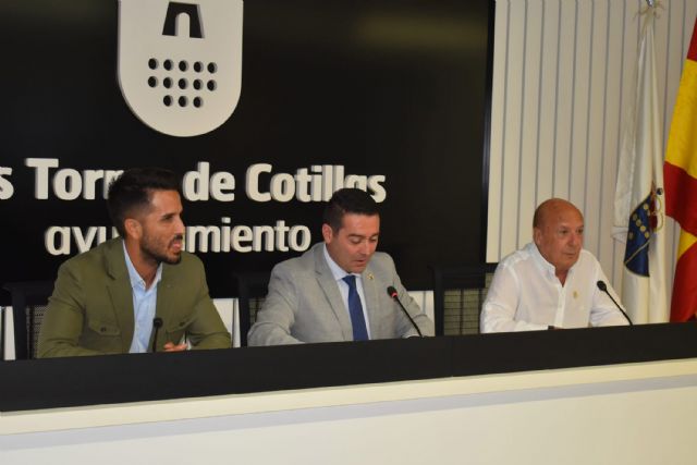 La restaurada escultura Ícaro de González Beltrán ya decora el Ayuntamiento torreño - 1, Foto 1