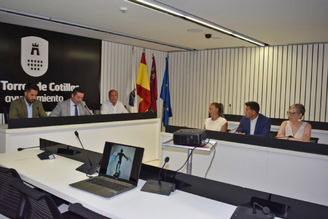 La restaurada escultura Ícaro de González Beltrán ya decora el Ayuntamiento torreño - 2, Foto 2