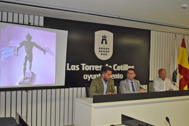 La restaurada escultura Ícaro de González Beltrán ya decora el Ayuntamiento torreño - 3, Foto 3