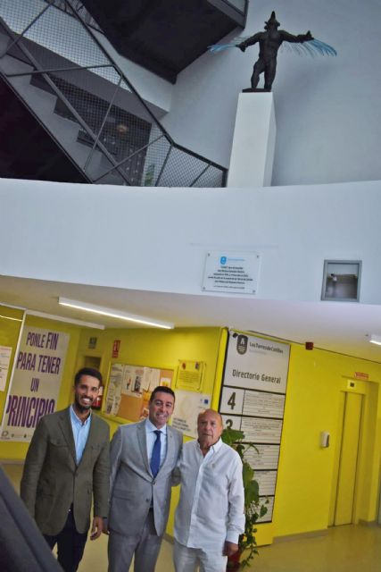 La restaurada escultura Ícaro de González Beltrán ya decora el Ayuntamiento torreño - 4, Foto 4