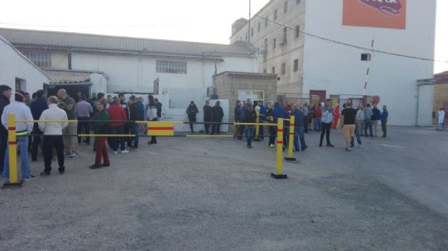IU-V muestra su solidaridad con los trabajadores del matadero de Lorca - 2, Foto 2