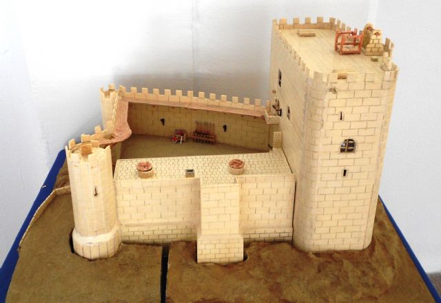 Bajo planos del arquitecto jumillano Ángel Francisco Cutillas, internos en la cárcel de Campos del Río construyen una maqueta del milenario castillo de Jumilla - 1, Foto 1