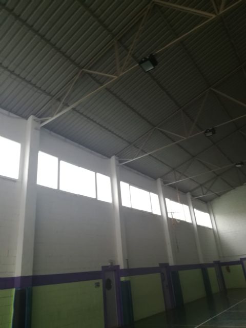 La Concejalía de Deportes sustituye los ventanales de la Sala Escolar de Las Peñas - 1, Foto 1