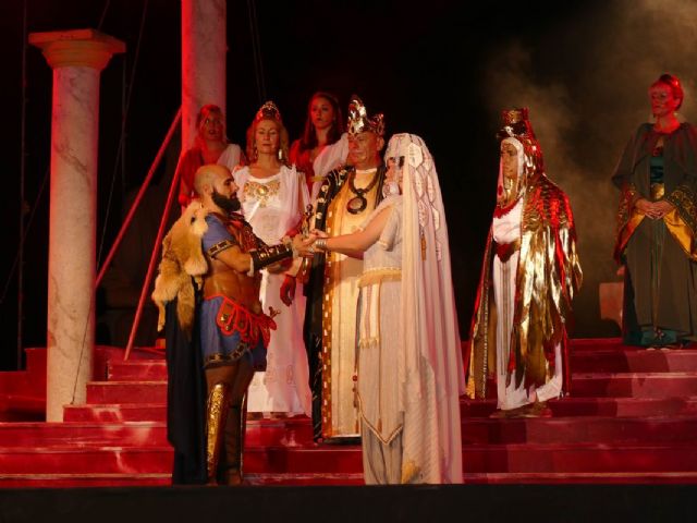 Aníbal e Himilce aclamados por las tropas carthaginesas tras su boda en el Puerto - 1, Foto 1