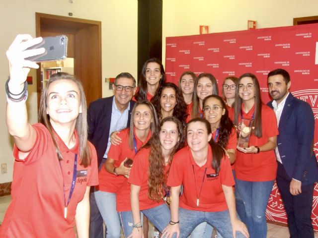 Cristina Sánchez felicita a las campeonas de Europa del equipo de fútbol sala de la Universidad de Murcia - 1, Foto 1