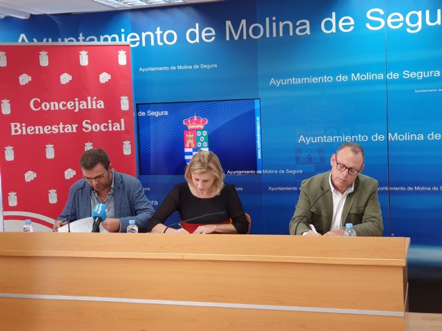 El Ayuntamiento de Molina de Segura firma un convenio con Cáritas para atender a personas en situación de exclusión social grave en 2019 - 2, Foto 2