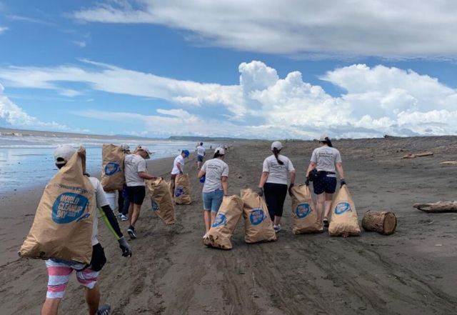 Smurfit Kappa marca la diferencia en el Día Mundial de la Limpieza al recoger 10.000 bolsas y cajas de basura, Foto 1