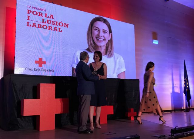 El gerente del hospital HLA La Vega, Eduardo Reina, recogiendo el premio, Foto 1