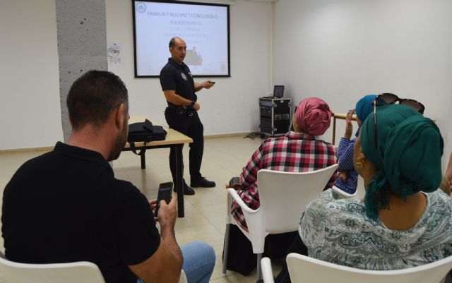 El uso de las redes sociales abre un ciclo de charlas en el centro cívico del barrio del Carmen - 2, Foto 2