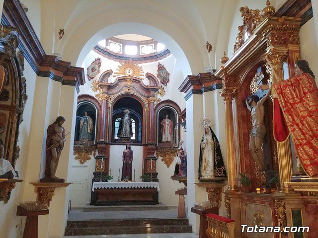 El grupo escultórico de Jesús y la Samaritana se encuentra expuesto en la capilla de Los Dolores de la Iglesia de Santiago, Foto 9
