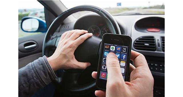 Una de cada dos denuncias por distracción en la conducción fue por el uso del móvil - 1, Foto 1