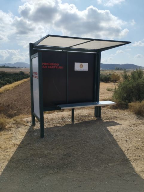 El Ayuntamiento de Lorca instala dos nuevas marquesinas para facilitar la espera de los niños y niñas usuarios del transporte escolar - 1, Foto 1