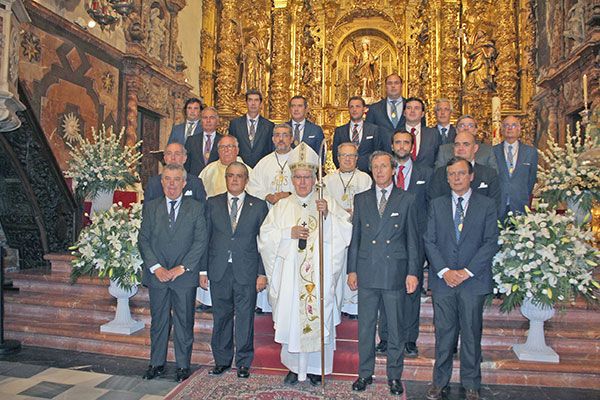 La Eucaristía presidida por la imagen del Divino Infante, que se halla en el altar mayor del templo parroquial, oficiando esta solemne función monseñor José Ángel Saiz Meneses, arzobispo de Sevilla - 4, Foto 4