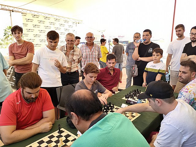 Doble sesión de ajedrez con una partida simultánea en la Plaza de Colón y el torneo rápido en Parque Almenara - 1, Foto 1