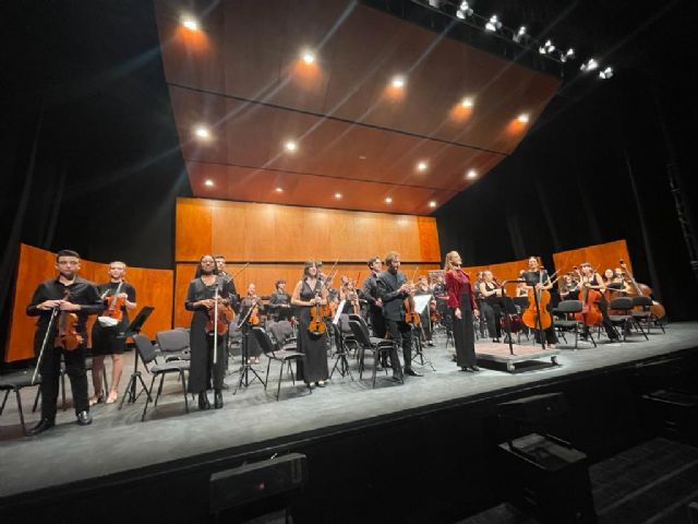 La directora aguileña Isabel Rubio dirige a la Joven Orquesta Sinfónica de Granada en el Auditorio de Águilas - 1, Foto 1