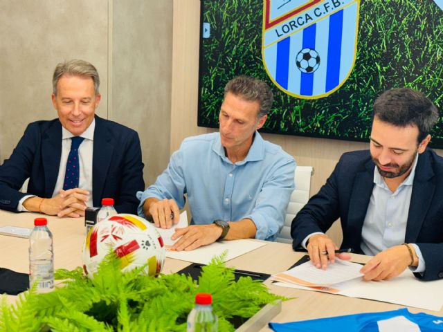 El Ayuntamiento de Lorca celebra la apuesta deportiva del grupo empresarial La Comarca con el Lorca Fútbol Base y su escuela - 2, Foto 2