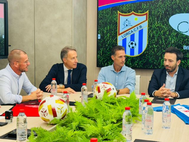 El Ayuntamiento de Lorca celebra la apuesta deportiva del grupo empresarial La Comarca con el Lorca Fútbol Base y su escuela - 3, Foto 3