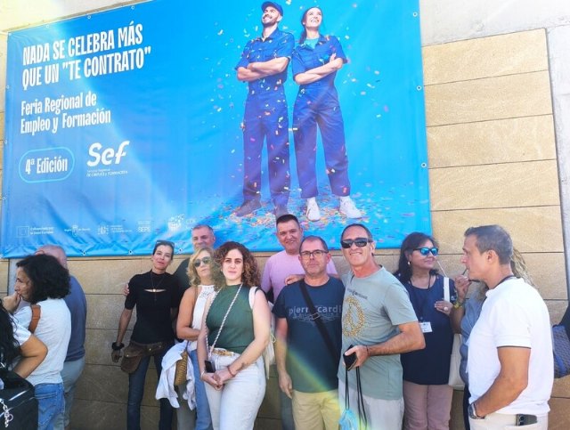 Alumnos y equipo directivo de los talleres municipales de empleo, en la IV Feria Regional de Empleo y Formación - 1, Foto 1