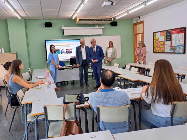 Cerca de 10.000 estudiantes se han matriculado ya en las escuelas oficiales de idiomas de la Región de Murcia - 1, Foto 1