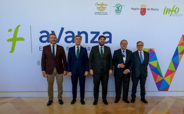 López Miras afirma sobre la Ley de Apoyo a la Empresa Familiar que ponemos las herramientas para que no cierren por falta de relevo - 2, Foto 2