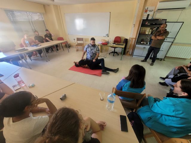 El alumnado del Programa Experiencial 'Mejora de la Escena Urbana de Bullas II' recibe formación práctica en primeros auxilios - 2, Foto 2
