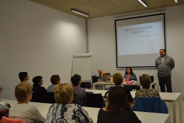 Las mujeres de Blanca crearán nuevas ideas a través de materiales reciclados - 1, Foto 1