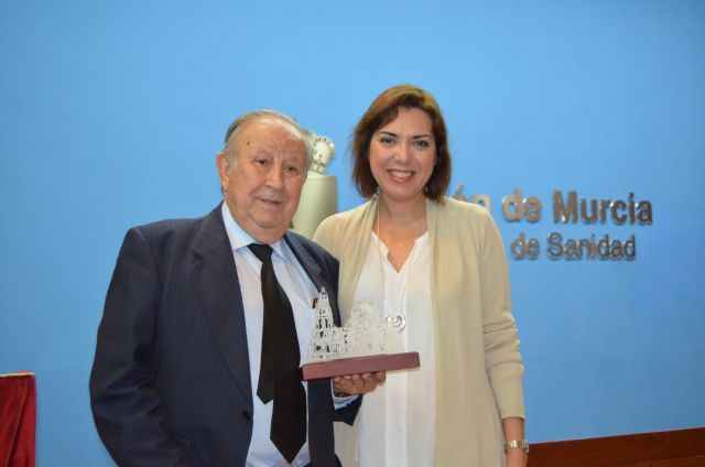 La Consejera de Sanidad de la Región de Murcia, Encarna Guillén y el Presidente del Consejo de Administración del hospital HLA La Vega recogiendo el premio, Foto 1