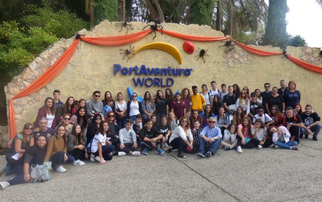 Más de 120 jóvenes pinatarenses disfrutan de Halloween en el parque de atracciones PortAventura - 2, Foto 2