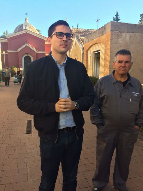 They carry out actions of improvement and conditioning of the municipal cemetery "Our Lady of the Carmen" for the celebration of All the Saints The councilman of Works and Infrastructures Vctor Balsas makes a visit to the cemetery to know , Foto 2