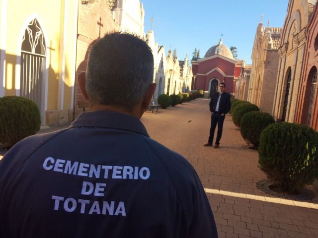 They carry out actions of improvement and conditioning of the municipal cemetery "Our Lady of the Carmen" for the celebration of All the Saints The councilman of Works and Infrastructures Vctor Balsas makes a visit to the cemetery to know , Foto 3